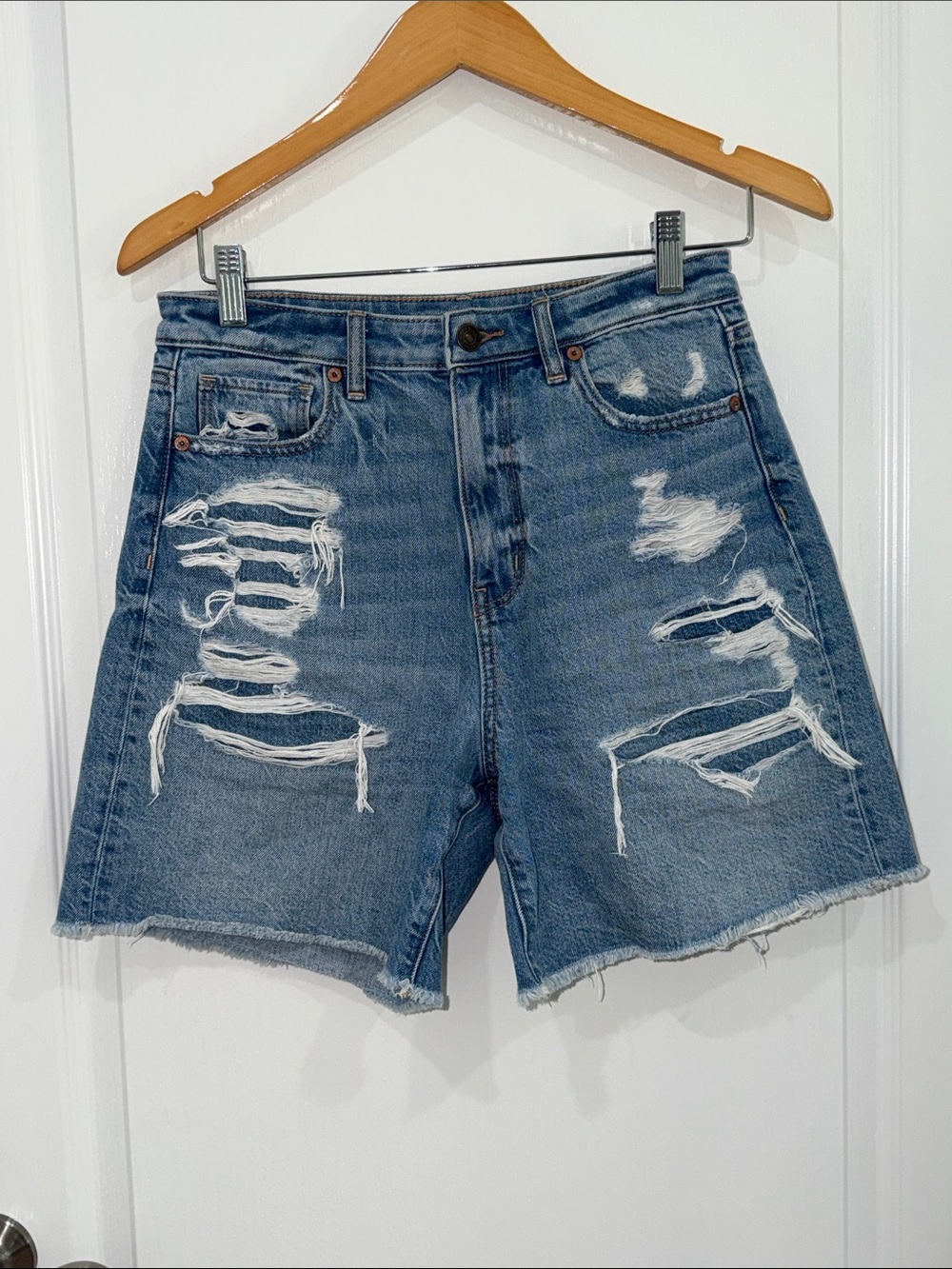 American Eagle relaxed mom short High-Rise Distressed Denim Shorts - Blue 4